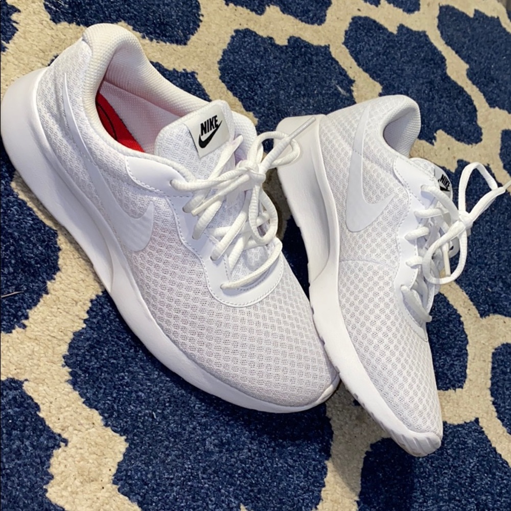 Nike Women’s Tanjun Sneaker in white